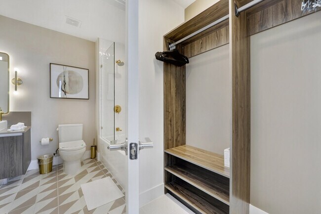 Building Photo - 215 SW 5th Ave