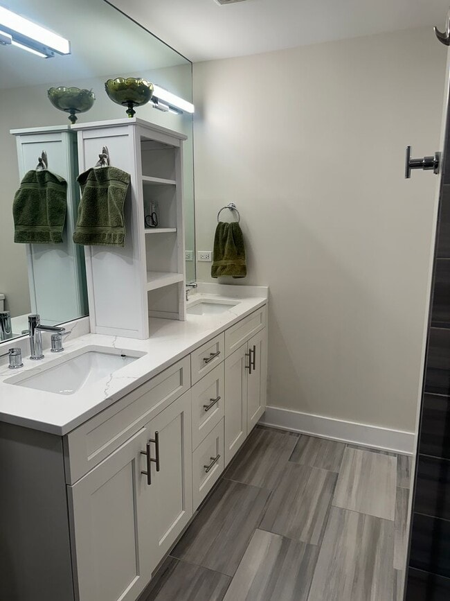 Building Photo - Beautiful 3 Bed 2 Bath Duplex unit in Heart of Lincoln Square