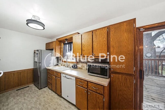 Building Photo - 407 Valley Dr