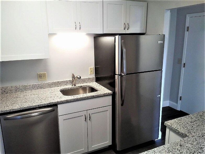 Building Photo - 9 Strawberry Bank Rd