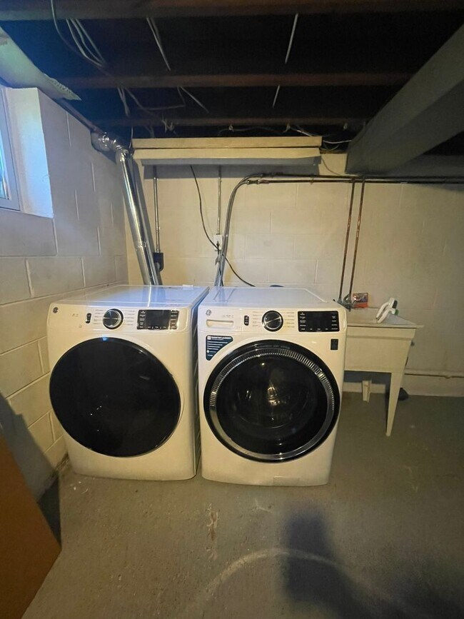 Building Photo - Three Bedroom House on Main St! | Parking, Laundry, and Central Air