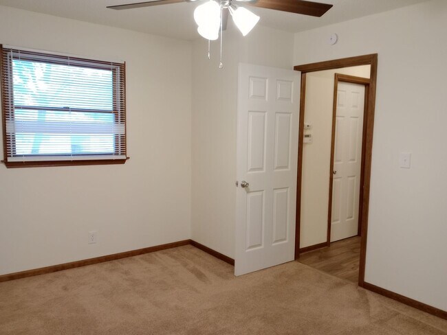 Building Photo - Charming 3 Bedroom, 2 Bath Single Family H...