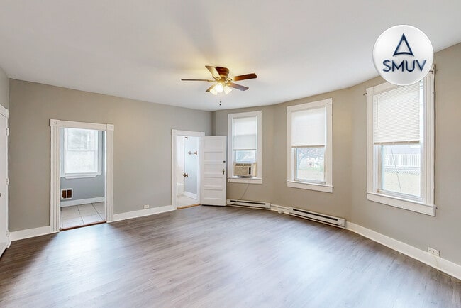 Building Photo - 15 E Overlea Ave