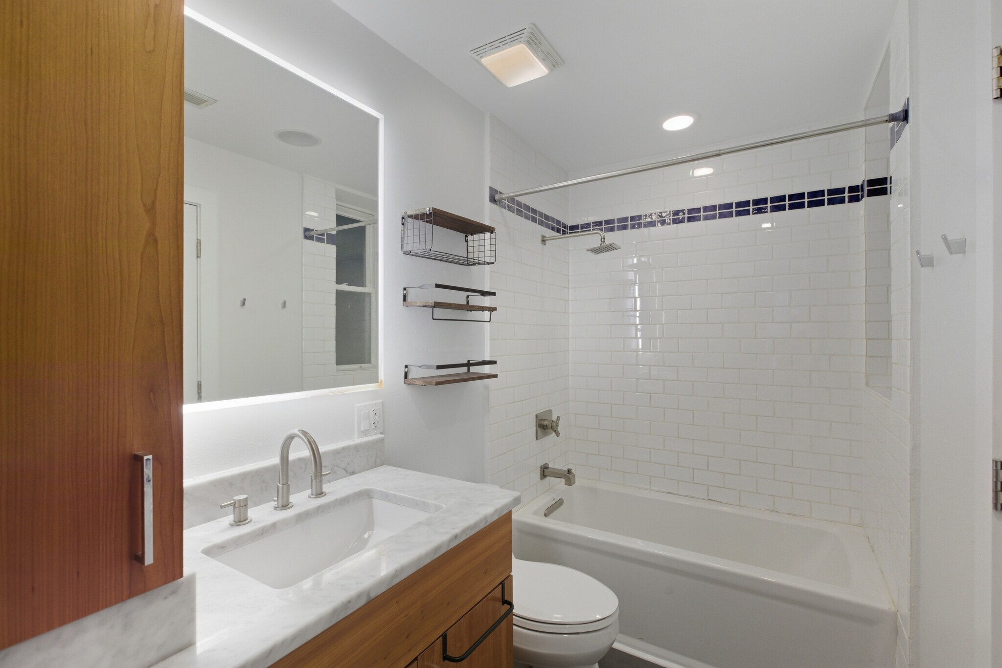 Building Photo - 643 W Roscoe St