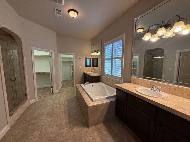 Building Photo - Beautiful 4 Bedroom + Office Home in Grand Island!