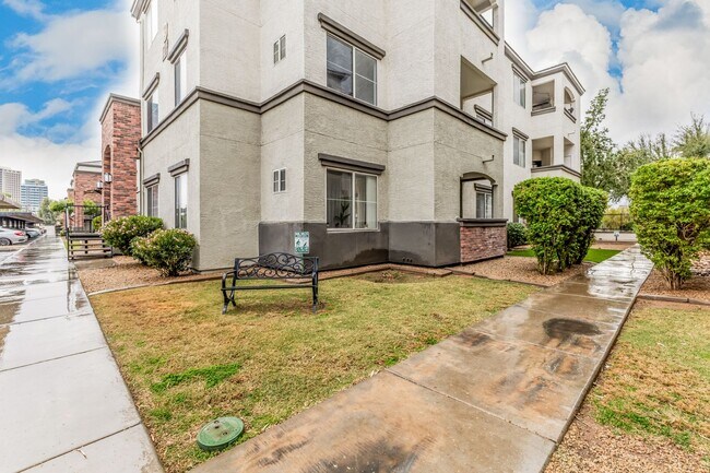 Building Photo - 2 Bedroom, 2 Bath In Central Phoenix
