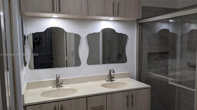 Building Photo - 15509 N Miami Lakeway