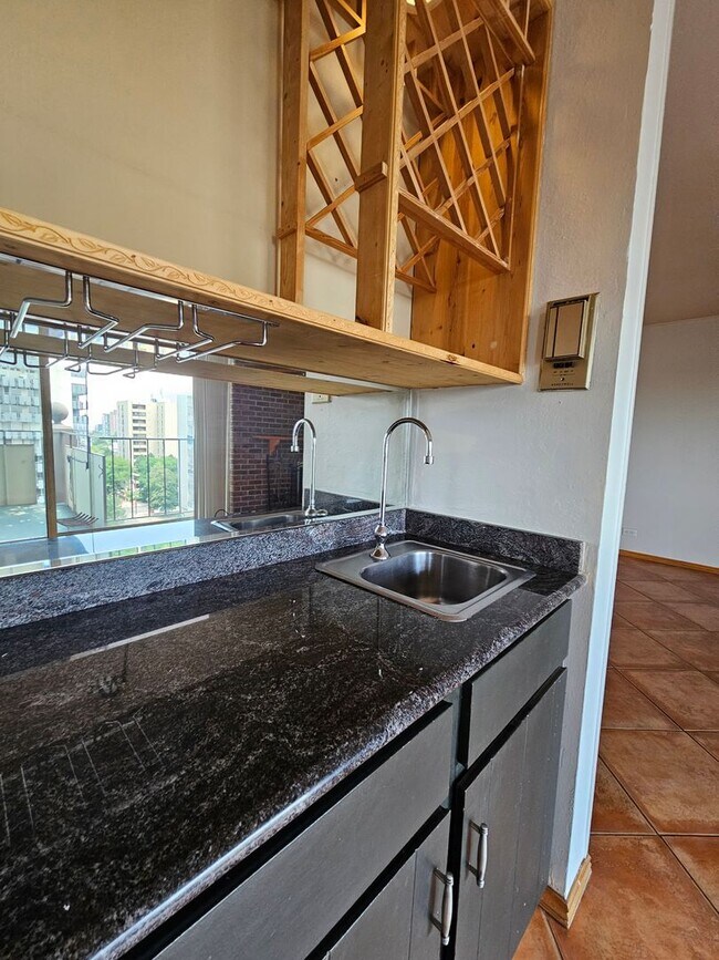 Building Photo - Amazing Penthouse 2 Bedroom 2 Bath With Mo...