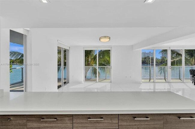 Building Photo - 9901 E Bay Harbor Dr