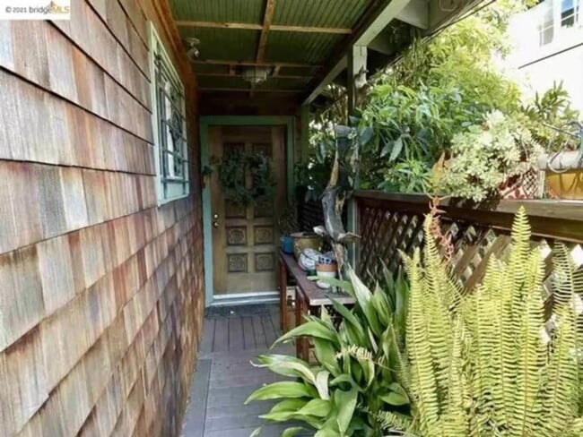 Building Photo - Gorgeous 2 bedroom in Point Richmond! Available now!