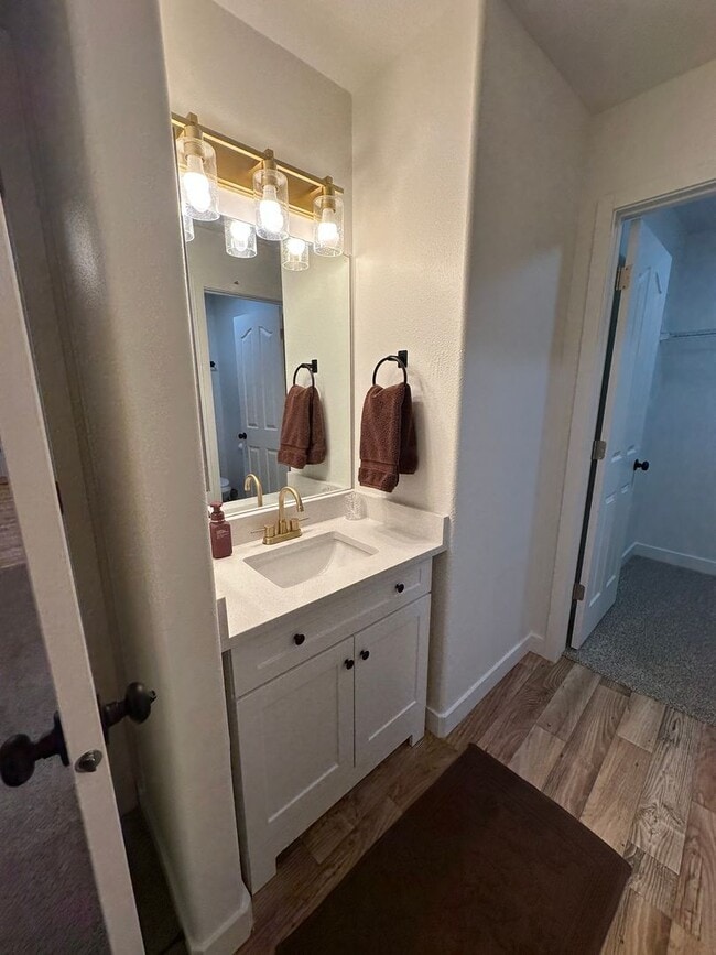 Building Photo - Partially furnished condo in Orem