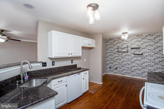 Building Photo - 207 Hampshire Dr