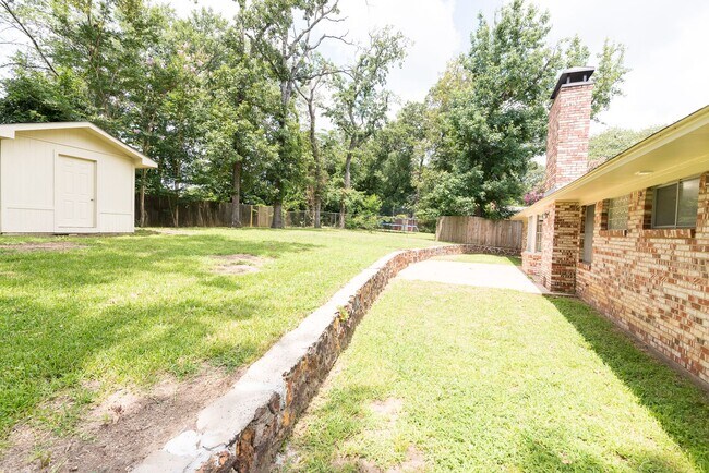 Building Photo - 1825 Courtney Dr