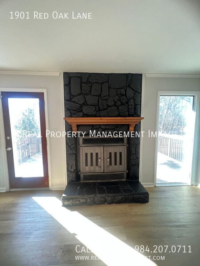 Building Photo - 1901 Red Oak Ln