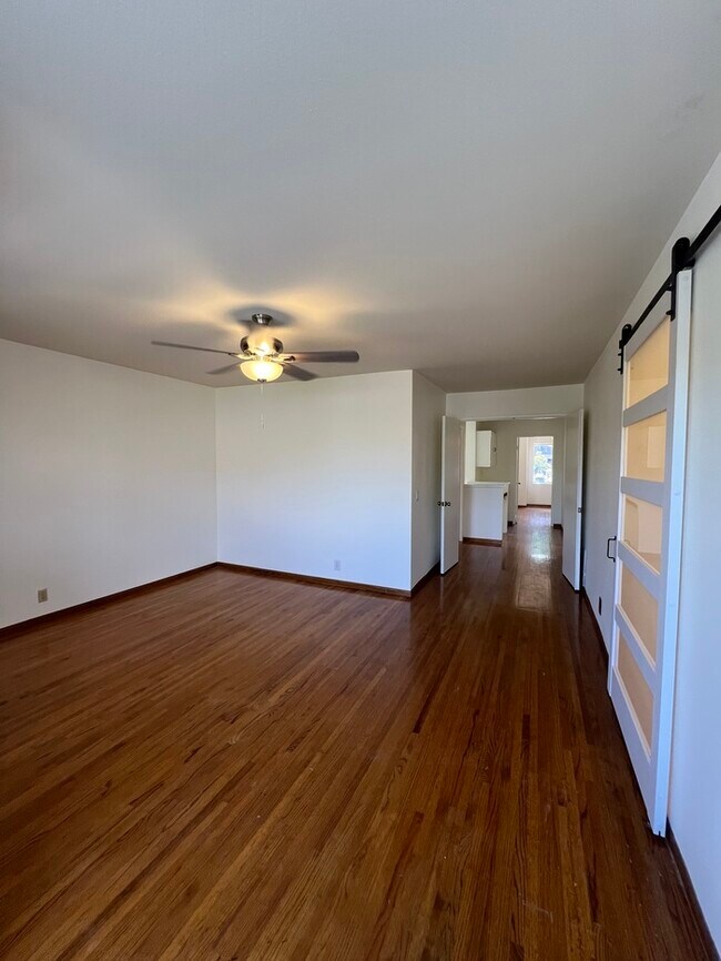 Building Photo - Townhome in the heart of Norwalk!