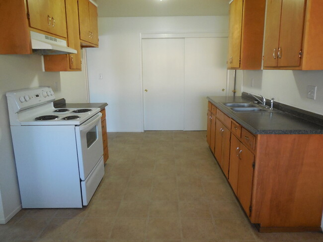 Building Photo - 3 Bedroom / 1.5 Bath House
