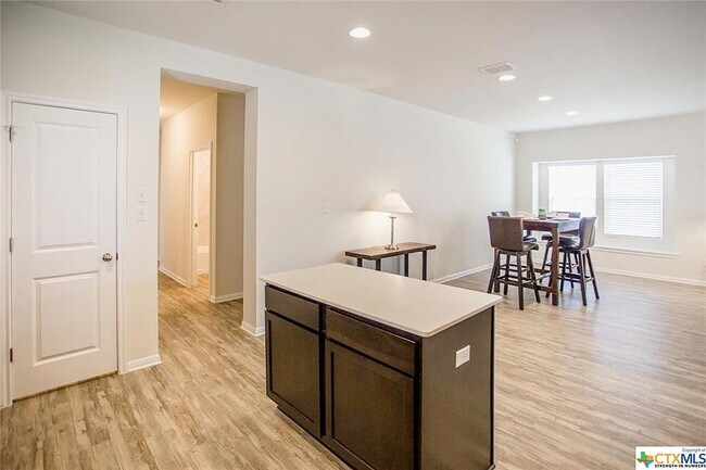 Building Photo - 242 Mossycup Dr