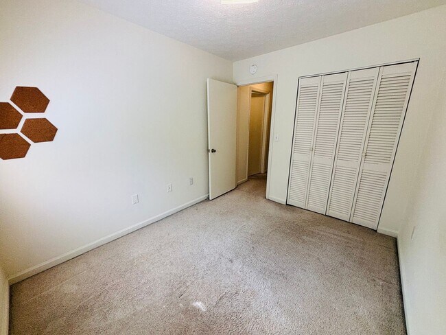 Building Photo - 911 Lora Ln