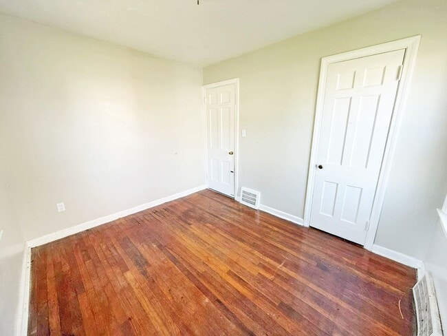 Building Photo - 3 BED 1 BATH BEAUTIFUL SINGLE FAMILY HOME