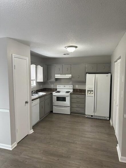 Building Photo - 661 Village Green Dr