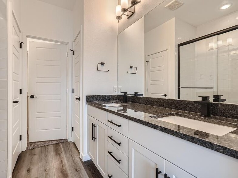 Large dual counter primary bath - 6361 Nelson Way