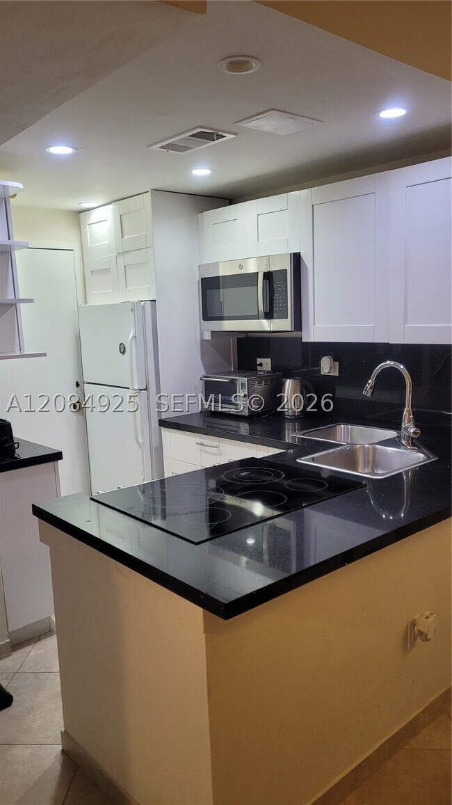 Building Photo - 2899 Collins Ave