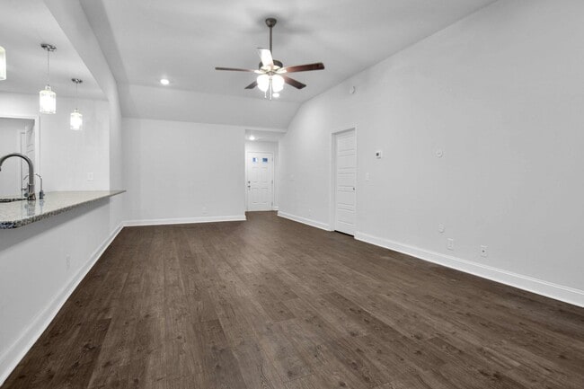 Building Photo - Pet Friendly Three Bedroom!