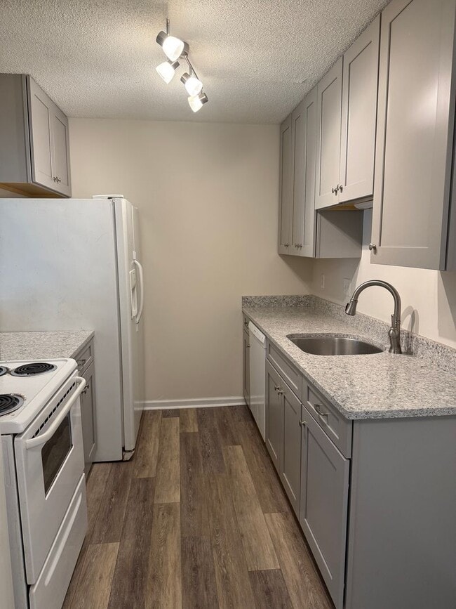Building Photo - 2 BR in Charlestown Square