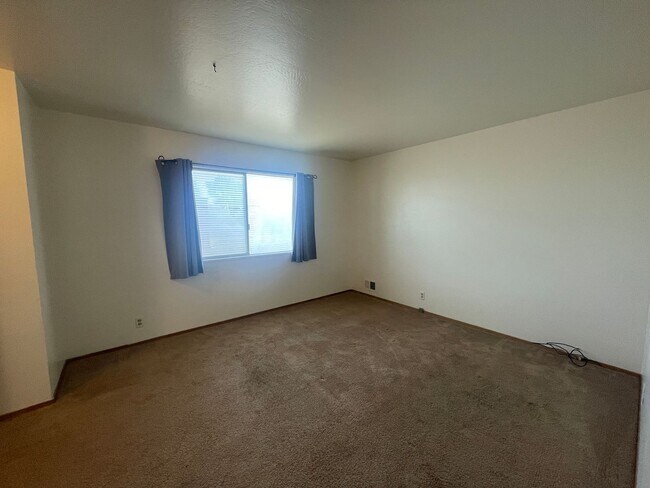 Building Photo - A 3 bedroom and 2 bathroom home in San Bruno!