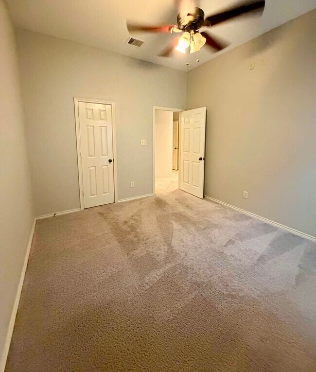 Building Photo - 5607 Wagon Wheel Ln