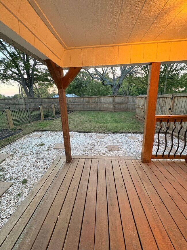 Building Photo - Private 1-Bedroom Cottage