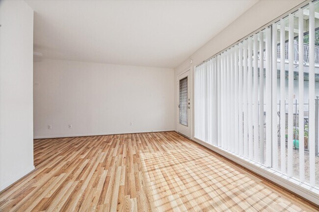 Building Photo - 3703 Roseland St