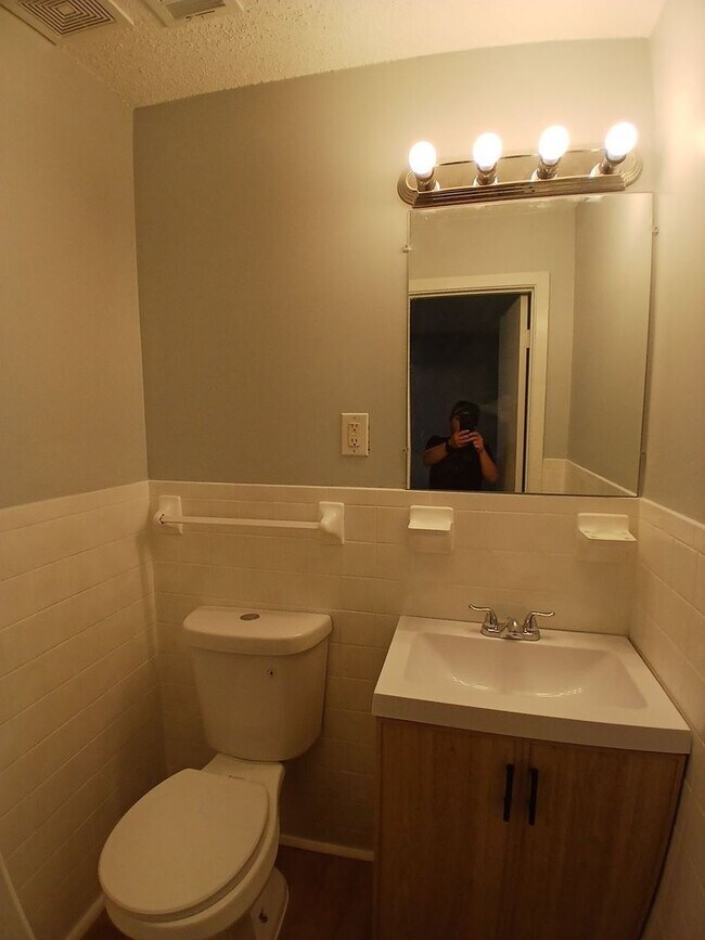 Building Photo - Raleigh Living: Updated 2-Bedroom with Modern Finishes