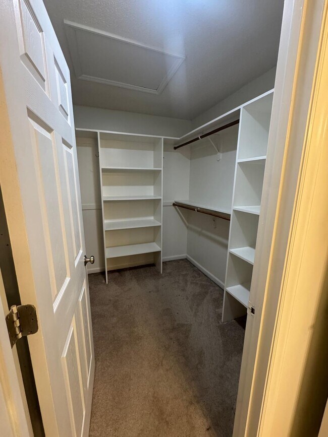 Building Photo - 136 Creek Commons Ave