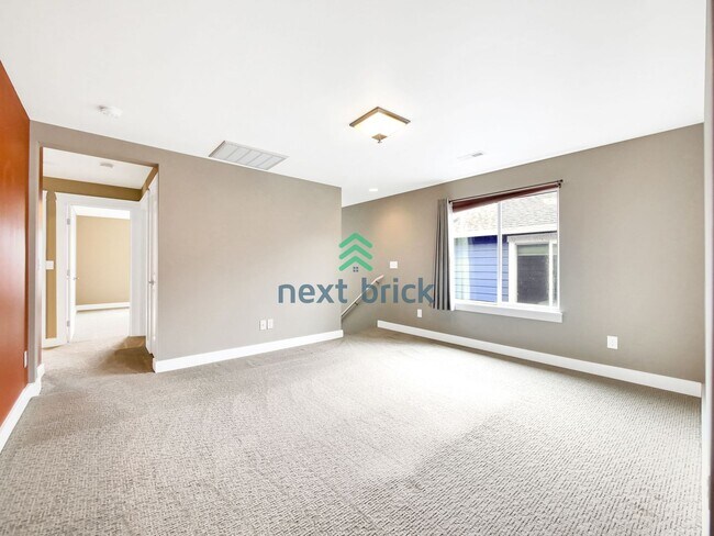 Building Photo - 4 BED AND 2.5 BATH SINGLE FAMILY HOUSE FOR...
