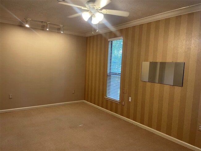 Building Photo - 302 Somerset