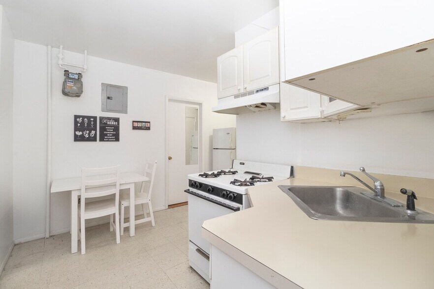 Building Photo - 320 E 96th St