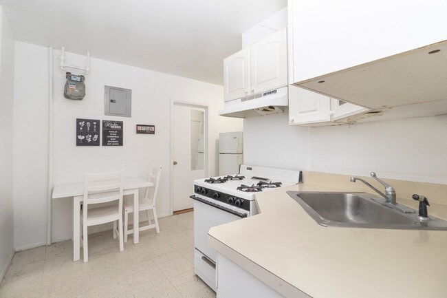 Building Photo - 335 E 94th St