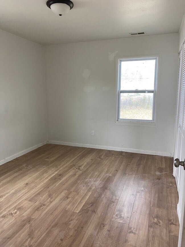 Building Photo - LIMITED TIME**NO APPLICATION FEE**1/2 OFF ...