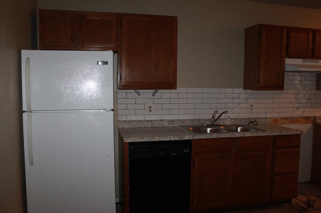 Building Photo - Just Minutes from Tinker!