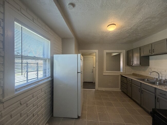 Building Photo - 5801 Wabash Ave