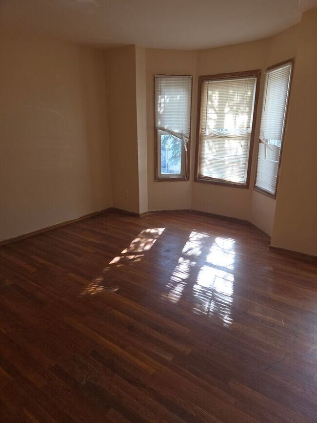 Building Photo - 5BR/1.5BA Row Home with Backyard and Laund...