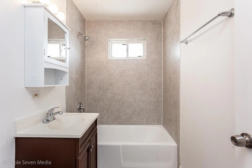 Building Photo - 7900 S 83rd Ct