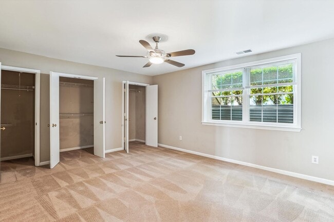 Building Photo - Lovely 2br/1bth ground level condo, close ...
