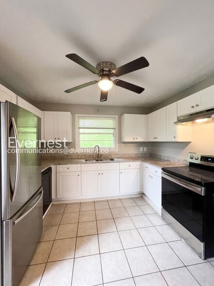 Building Photo - 405 Cedarvalley Dr