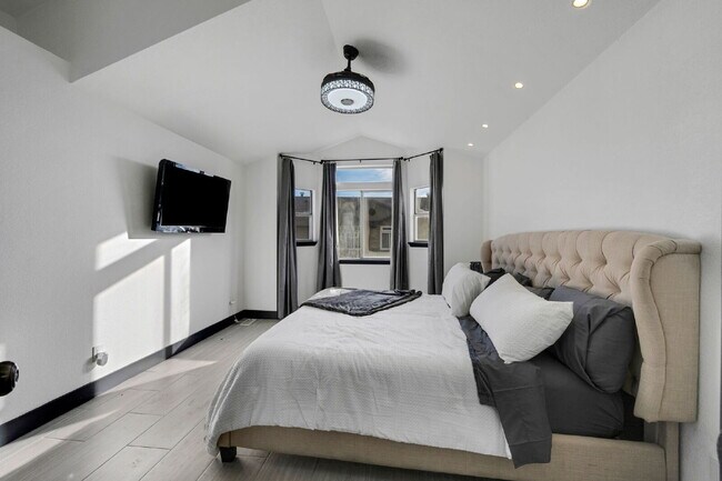 Building Photo - Beautiful Remodeled 2 Bedroom/2 Bathroom Condo is DTC!