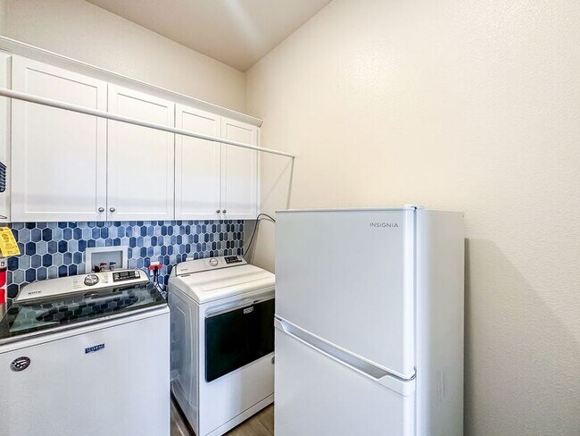 Building Photo - 2055 Bravo Loop