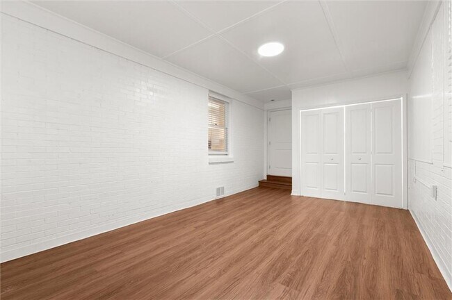 Building Photo - 174 Cromwell Rd NE