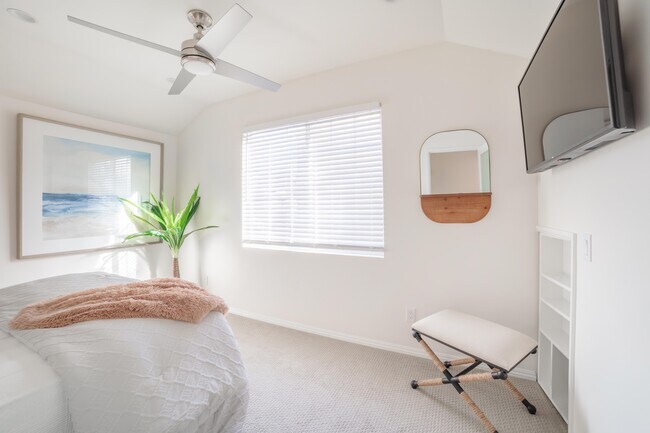 Building Photo - 204 30th St