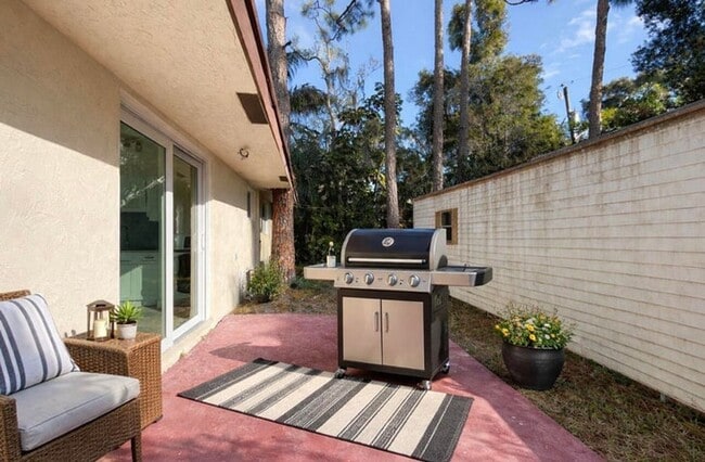 Building Photo - 736 Neil Rd